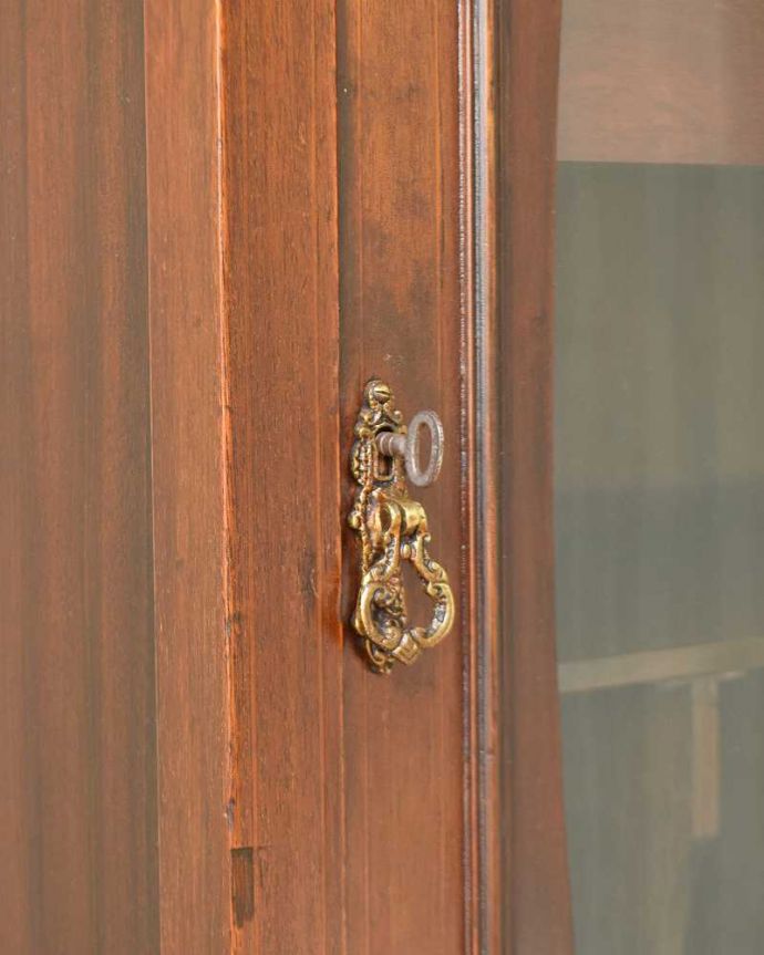 アンティークのキャビネット　アンティーク家具　優雅でクラシックなアンティーク家具、マホガニー材のミュージックキャビネット（飾り棚）。開ける度にワクワク･･･取っ手もアンティークらしいデザイン。(q-1211-f)