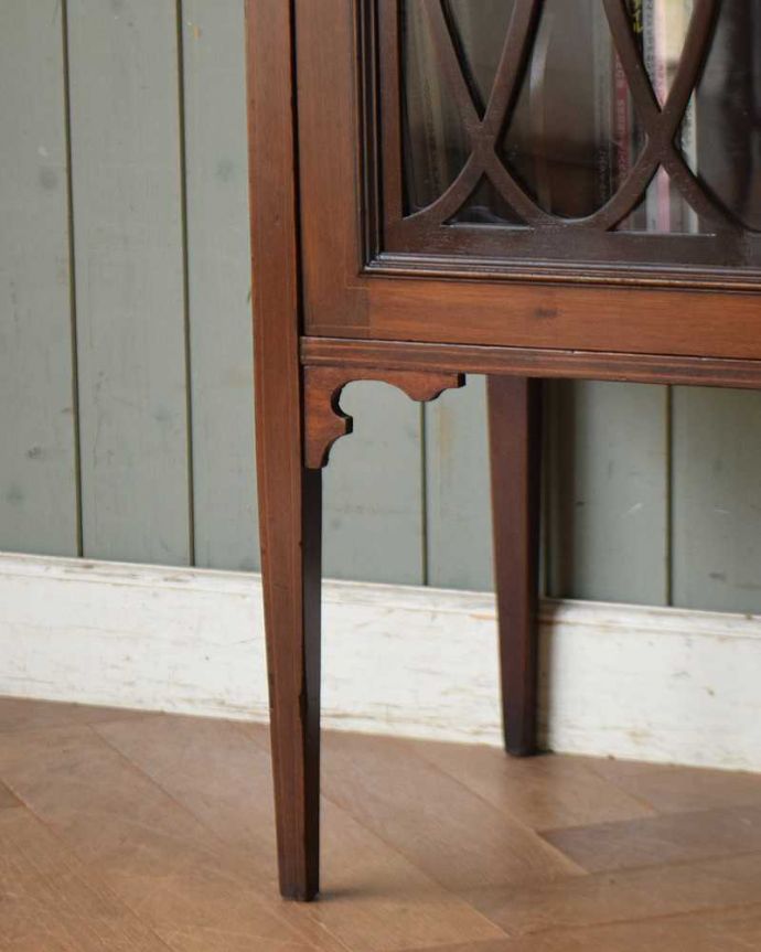 アンティークのキャビネット　アンティーク家具　優雅でクラシックなアンティーク家具、マホガニー材のミュージックキャビネット（飾り棚）。女性１人でラクラク運べちゃうんですHandleのアンティークは、脚の裏にフェルトキーパーをお付けしています。(q-1211-f)
