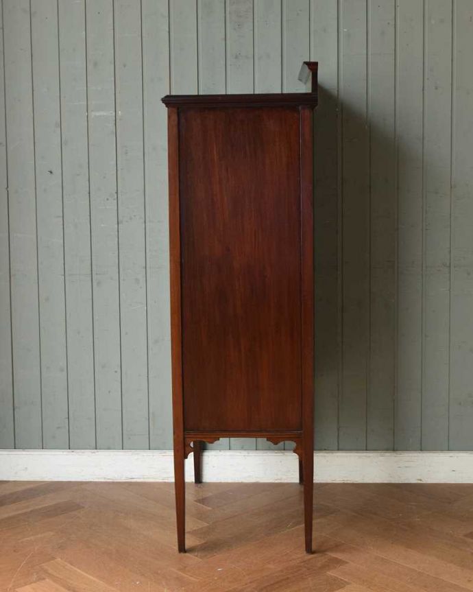 アンティークのキャビネット　アンティーク家具　優雅でクラシックなアンティーク家具、マホガニー材のミュージックキャビネット（飾り棚）。横から見ても素敵なんですガラスキャビネットはどこから見ても美しい！いろんな角度から中をのぞきこんで楽んで下さい。(q-1211-f)