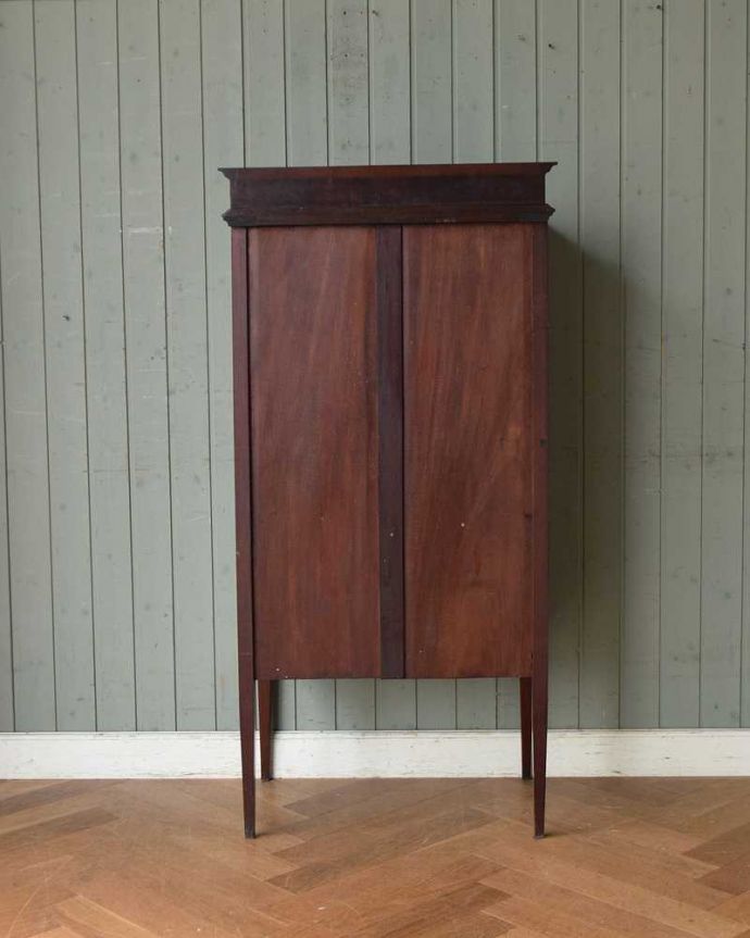 アンティークのキャビネット　アンティーク家具　優雅でクラシックなアンティーク家具、マホガニー材のミュージックキャビネット（飾り棚）。キレイに修復しました！アンティークは新品ではないので、経年変化によるキズはありますが、専門の職人がキレイにお直しをしているので、後姿までキレイです。(q-1211-f)