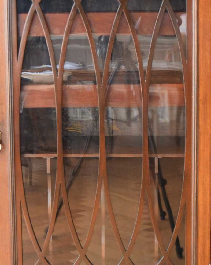 アンティークのキャビネット　アンティーク家具　優雅でクラシックなアンティーク家具、マホガニー材のミュージックキャビネット（飾り棚）。アンティークらしい装飾が魅力やっぱりアンティークらしいデザインが魅力。(q-1211-f)