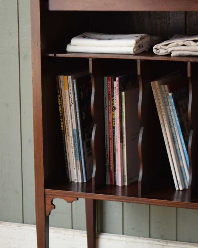 アンティークのキャビネット　アンティーク家具　優雅でクラシックなアンティーク家具、マホガニー材のミュージックキャビネット（飾り棚）。扉の中は収納たっぷりA4サイズの雑誌までしっかり収納出来ちゃう大きさ。(q-1211-f)