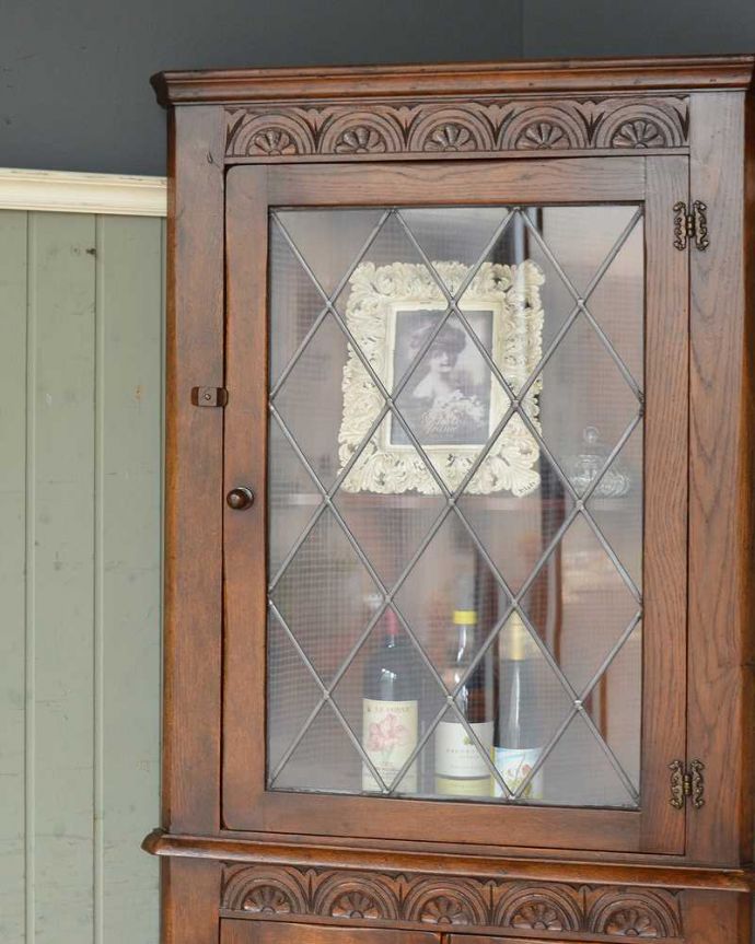 アンティークのキャビネット　アンティーク家具　ガラス扉のコーナーキャビネット、お部屋の角を彩るアンティーク家具。お部屋の角にピタッと収まる飾り棚お部屋の角にピッタリ収まっちゃうから、どこでも使える便利なコーナーキャビネット。(q-1214-f)