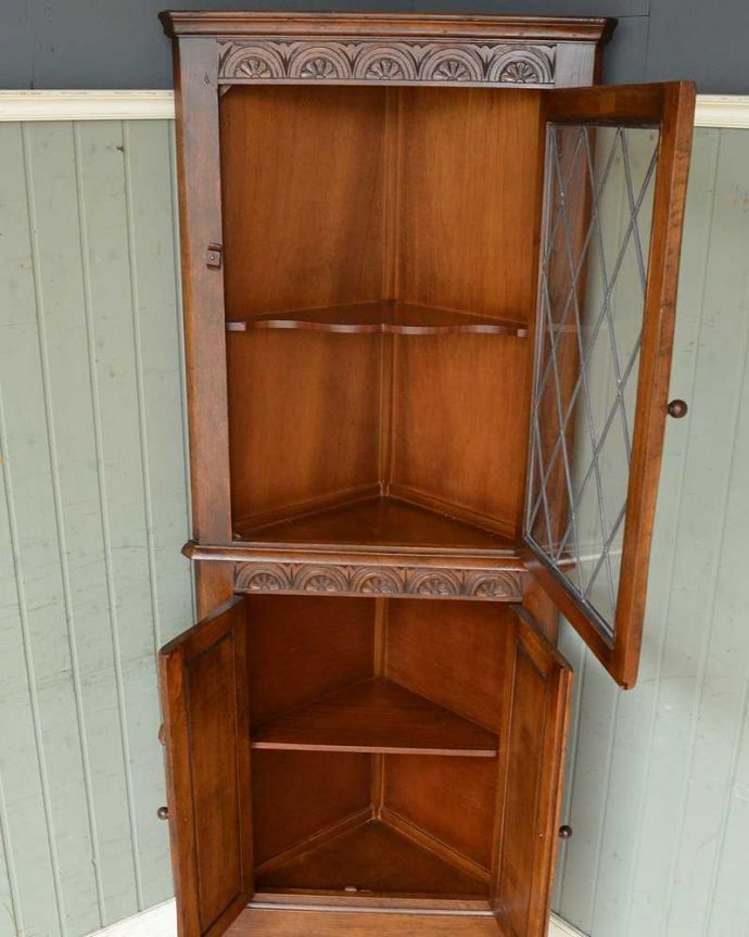 アンティークのキャビネット　アンティーク家具　ガラス扉のコーナーキャビネット、お部屋の角を彩るアンティーク家具。扉を開けてみると･･･専門の職人がしっかり修復していますので、扉の中はピカピカです。(q-1214-f)