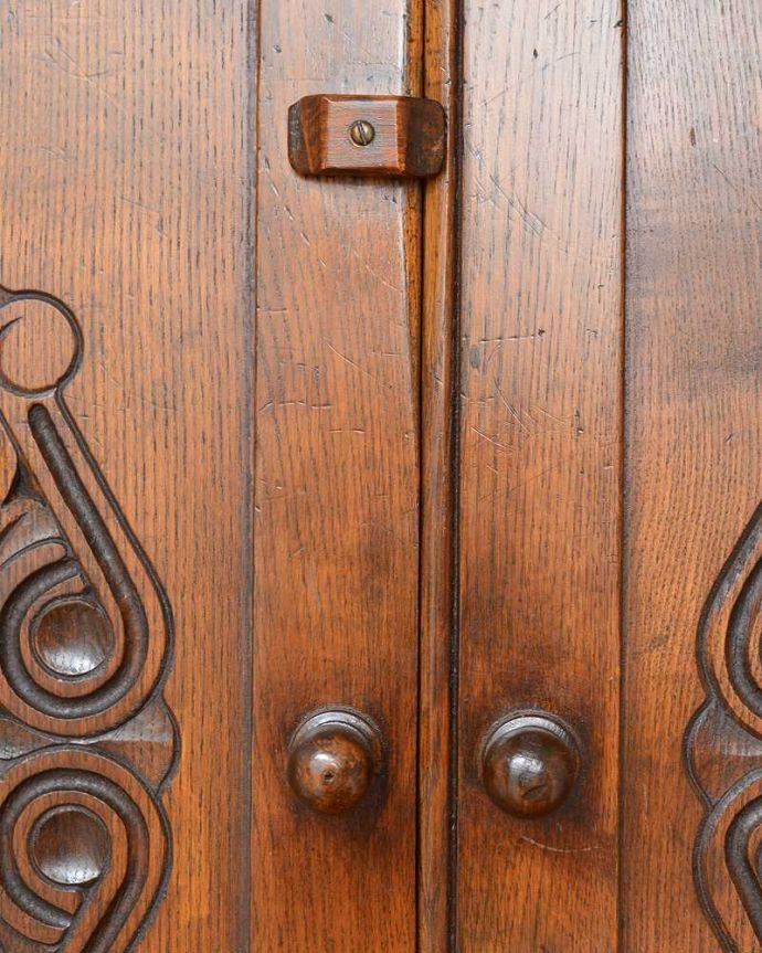 アンティークのキャビネット　アンティーク家具　ガラス扉のコーナーキャビネット、お部屋の角を彩るアンティーク家具。開ける度にワクワク丸くて引きやすい取っ手のデザイン。(q-1214-f)