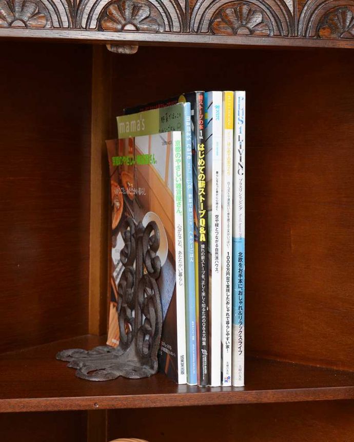 アンティークのキャビネット　アンティーク家具　ガラス扉のコーナーキャビネット、お部屋の角を彩るアンティーク家具。扉の中は収納たっぷりA4サイズの雑誌までしっかり収納出来ちゃう大きさ。(q-1214-f)