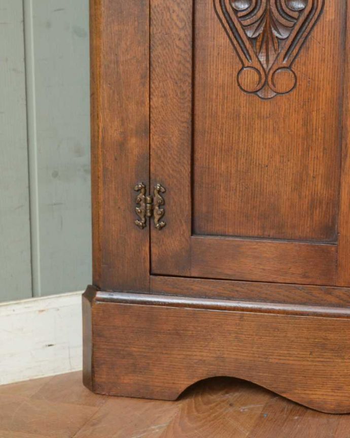 アンティークのキャビネット　アンティーク家具　ガラス扉のコーナーキャビネット、お部屋の角を彩るアンティーク家具。女性１人でラクラク運べちゃうんですHandleのアンティークは、脚の裏にフェルトキーパーをお付けしています。(q-1214-f)