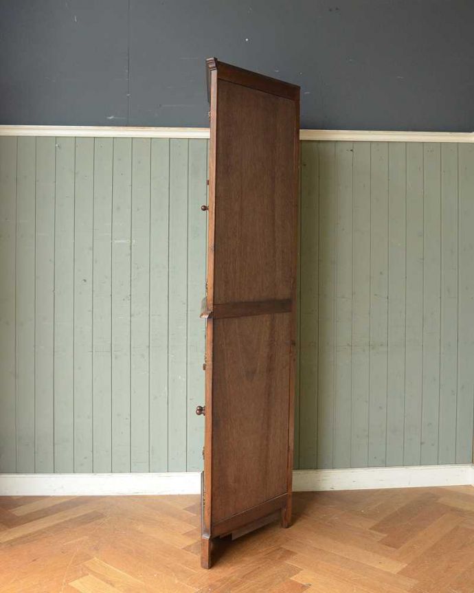 アンティークのキャビネット　アンティーク家具　ガラス扉のコーナーキャビネット、お部屋の角を彩るアンティーク家具。横から見ると、こんな感じ壁にピタッと収まる部分は三角形になっています。(q-1214-f)