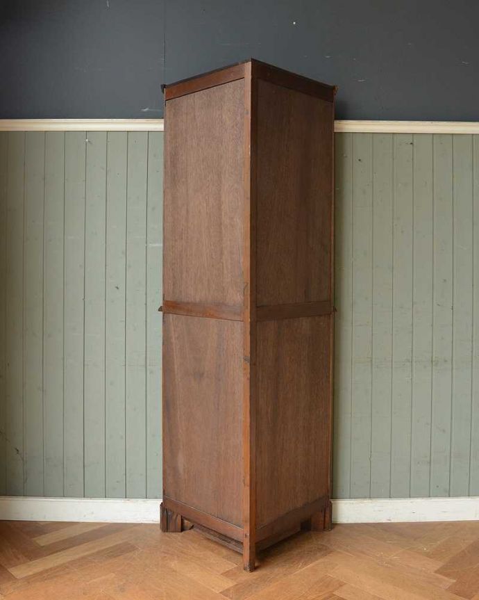 アンティークのキャビネット　アンティーク家具　ガラス扉のコーナーキャビネット、お部屋の角を彩るアンティーク家具。壁で見えないけれど、後ろ姿もキレイです見えない部分もきちんと修復しているので、キレイに仕上がっています。(q-1214-f)