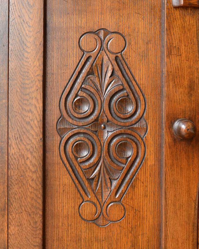 アンティークのキャビネット　アンティーク家具　ガラス扉のコーナーキャビネット、お部屋の角を彩るアンティーク家具。木目の美しさにうっとり･･･美しすぎる木目＆装飾で勝負！誰もが満足しちゃう表情です。(q-1214-f)