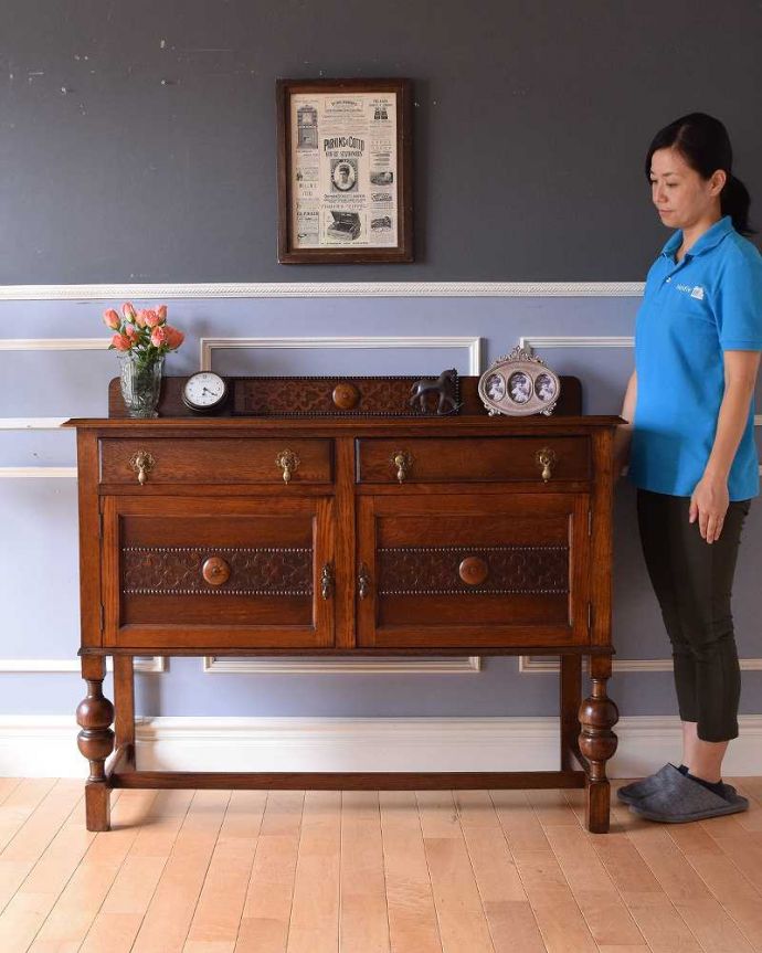 サイドボード　アンティーク家具　英国のカッコイイアンティーク家具、オーク材の木製サイドボード。大人な雰囲気のサイドボード英国らしいどっしりとした重厚感のあるデザインになっています。(q-1215-f)