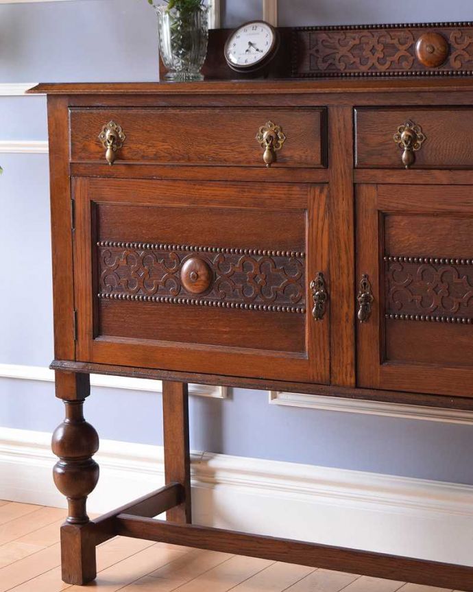 サイドボード　アンティーク家具　英国のカッコイイアンティーク家具、オーク材の木製サイドボード。繊細で美しい装飾リビングで電話などの置き場所として使っても最適です。(q-1215-f)