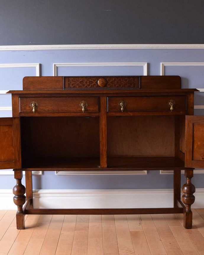 サイドボード　アンティーク家具　英国のカッコイイアンティーク家具、オーク材の木製サイドボード。扉の奥はたっぷり収納。(q-1215-f)