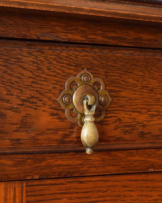 サイドボード　アンティーク家具　英国のカッコイイアンティーク家具、オーク材の木製サイドボード。アンティークらしい素敵な取っ手味わい深い取っ手もアンティークらしい…時間の流れを感じて下さい。(q-1215-f)