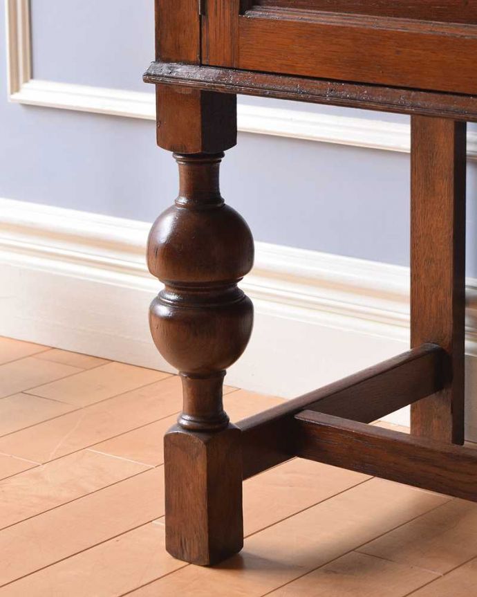 サイドボード　アンティーク家具　英国のカッコイイアンティーク家具、オーク材の木製サイドボード。女性1人でラクラク運べちゃう仕掛けHandleのアンティークは、脚の裏にフェルトキーパーをお付けしています。(q-1215-f)