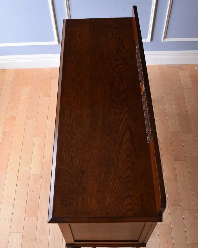 サイドボード　アンティーク家具　英国のカッコイイアンティーク家具、オーク材の木製サイドボード。上から見てるとこんな感じです。(q-1215-f)