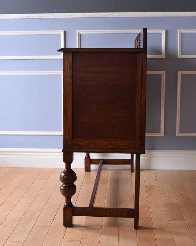 サイドボード　アンティーク家具　英国のカッコイイアンティーク家具、オーク材の木製サイドボード。横から見てもステキ横から見るとこんな感じ。(q-1215-f)