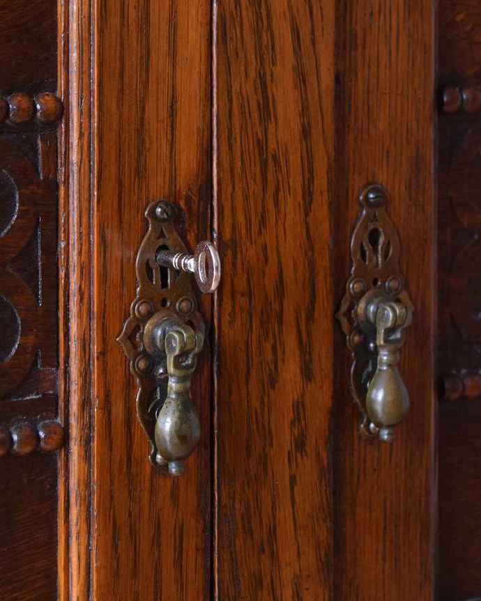 サイドボード　アンティーク家具　英国のカッコイイアンティーク家具、オーク材の木製サイドボード。開ける度にワクワク！アンティークらしくカギがついています。(q-1215-f)