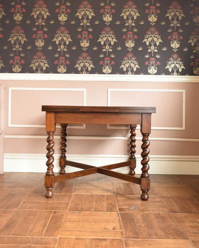 アンティークのテーブル　アンティーク家具　ツイストが美しい英国アンティーク、伸張式の便利なドローリーフテーブル。横から見るとこんな感じ真横から見てみるとこんな感じ。(q-1217-f)