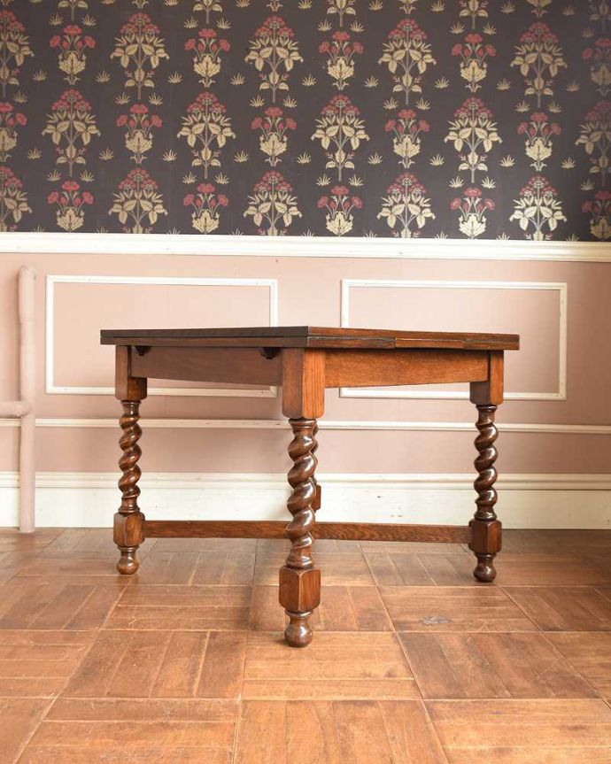 アンティークのテーブル　アンティーク家具　ツイストが美しい英国アンティーク、伸張式の便利なドローリーフテーブル。こちら側から見てみると･･･アンティークは新品ではないので、もちろん経年変化によるキズはありますが、専門の職人がキレイに修復しました。(q-1217-f)