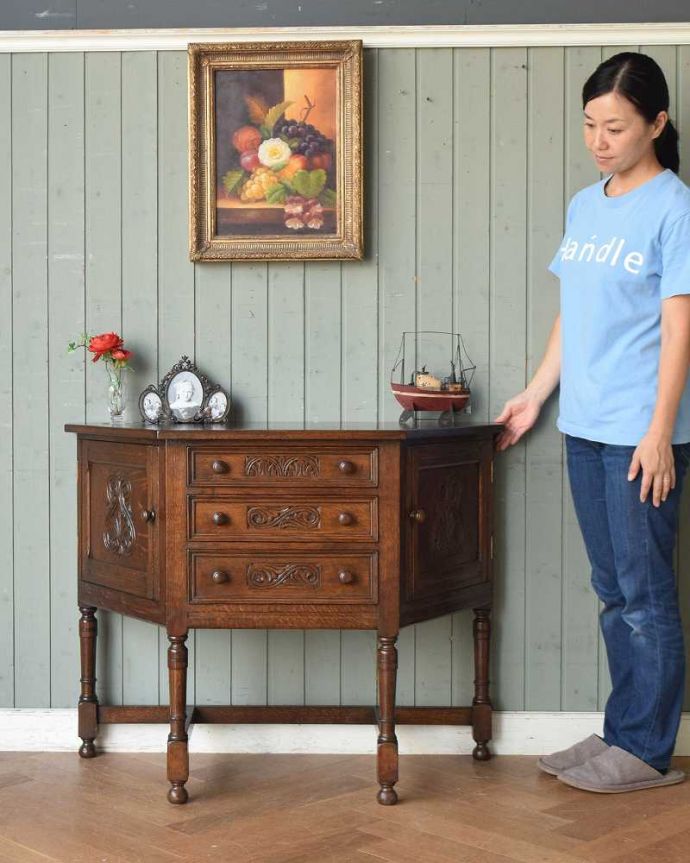 アンティークのチェスト　アンティーク家具　英国スタイルのアンティーク家具、３方向から使える小さなカップボード（食器棚）。壁にピタッと付けてコンソールになるアンティークコンソールテーブルに便利な収納がプラスされた形のチェスト。(q-1220-f)