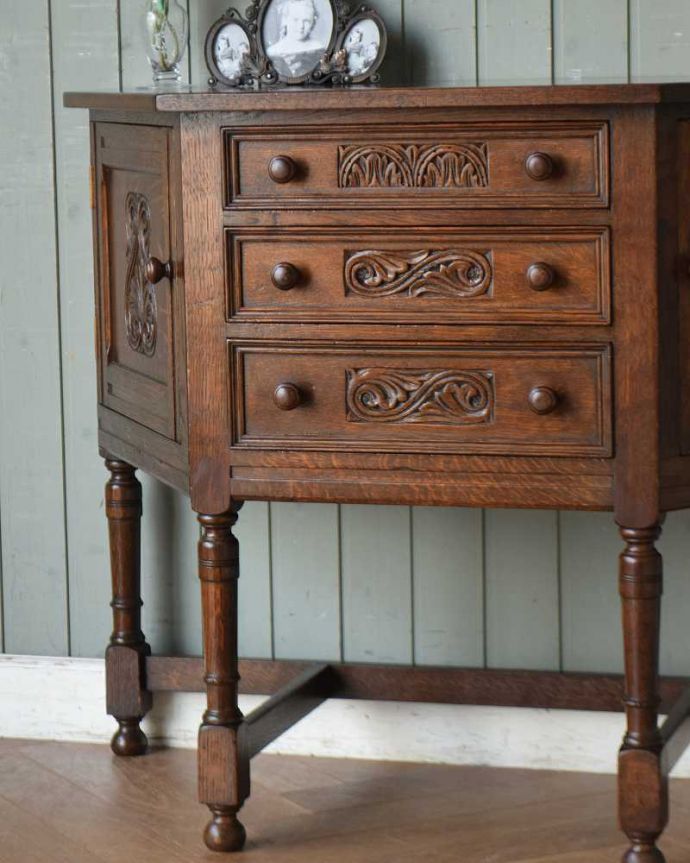 アンティークのチェスト　アンティーク家具　英国スタイルのアンティーク家具、３方向から使える小さなカップボード（食器棚）。引き出しと扉。(q-1220-f)