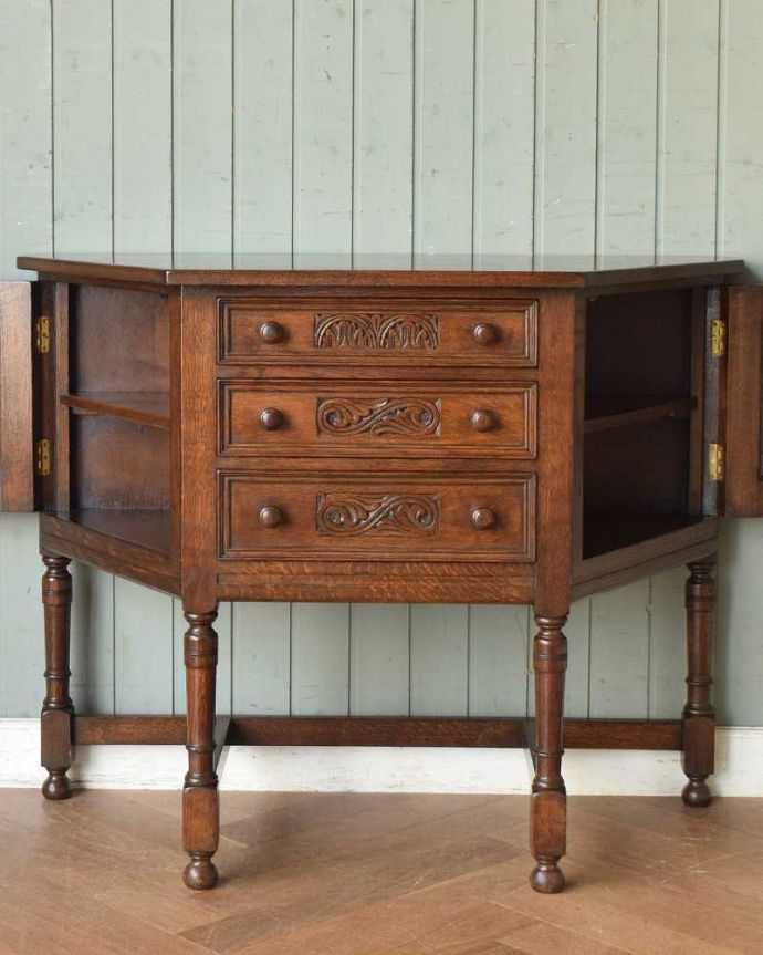 アンティークのチェスト　アンティーク家具　英国スタイルのアンティーク家具、３方向から使える小さなカップボード（食器棚）。扉を開けると、こんな感じです両側の扉を開けて見ると、こんな感じの収納が。(q-1220-f)