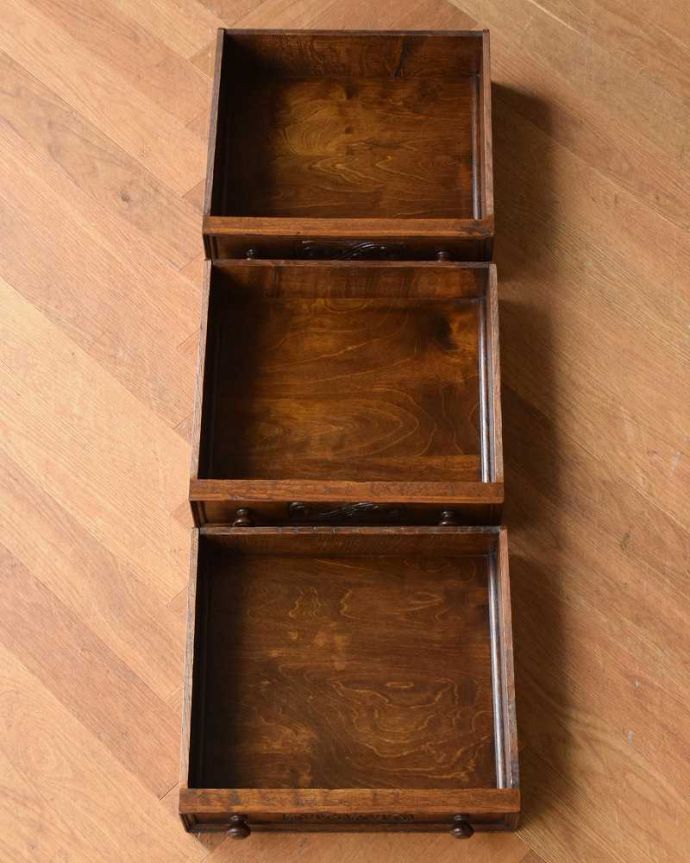 アンティークのチェスト　アンティーク家具　英国スタイルのアンティーク家具、３方向から使える小さなカップボード（食器棚）。引き出しの中もキレイです。(q-1220-f)