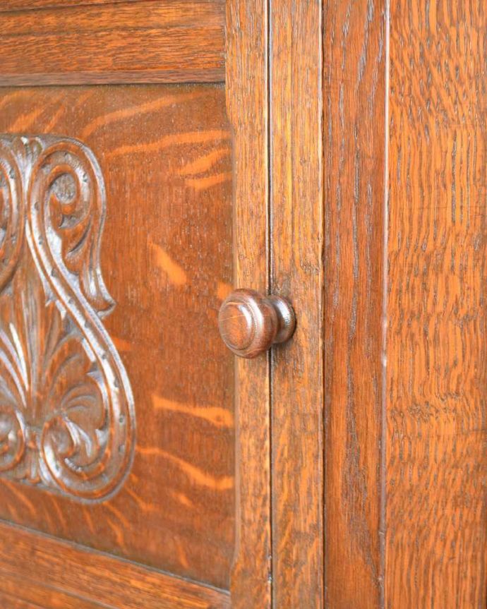 アンティークのチェスト　アンティーク家具　英国スタイルのアンティーク家具、３方向から使える小さなカップボード（食器棚）。開ける度にワクワク風合いがいい感じの取っ手。(q-1220-f)