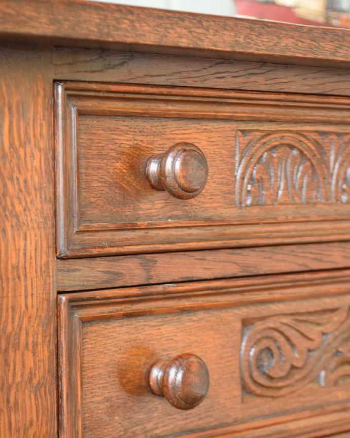 アンティークのチェスト　アンティーク家具　英国スタイルのアンティーク家具、３方向から使える小さなカップボード（食器棚）。取っ手も木製のオリジナルです。(q-1220-f)