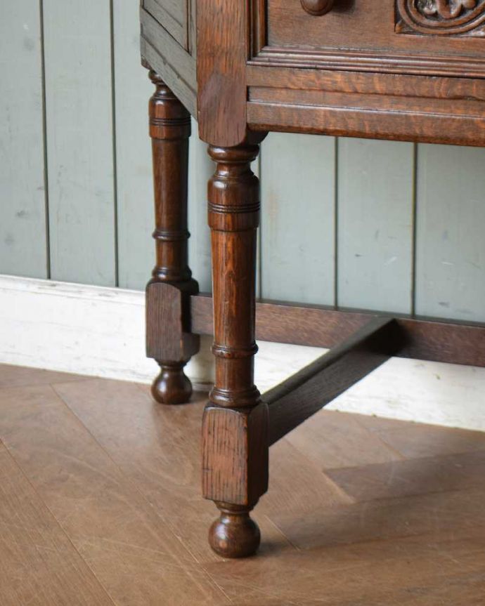 アンティークのチェスト　アンティーク家具　英国スタイルのアンティーク家具、３方向から使える小さなカップボード（食器棚）。女性１人でラクラク運べちゃうんですHandleのアンティークは、脚の裏にフェルトキーパーをお付けしています。(q-1220-f)