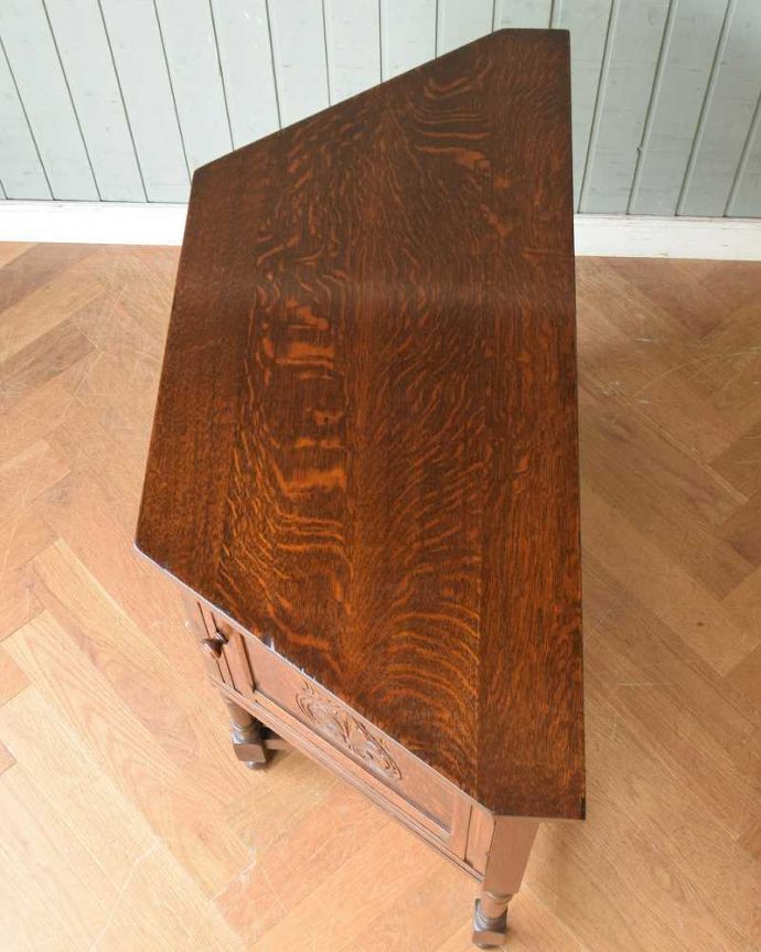 アンティークのチェスト　アンティーク家具　英国スタイルのアンティーク家具、３方向から使える小さなカップボード（食器棚）。上から見ると･･･天板を上から見るとこんな感じです。(q-1220-f)