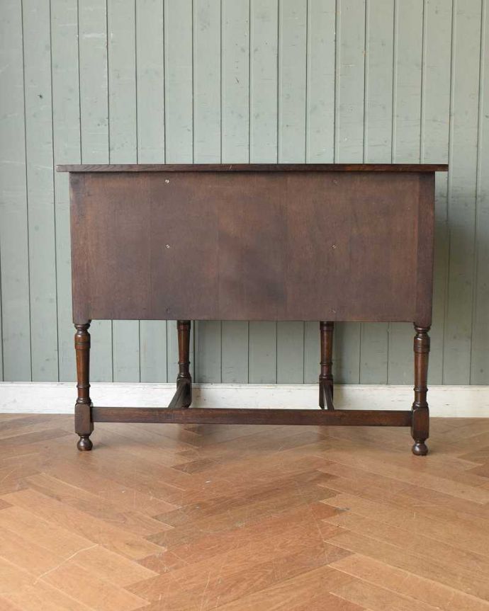 アンティークのチェスト　アンティーク家具　英国スタイルのアンティーク家具、３方向から使える小さなカップボード（食器棚）。後ろ姿も見てください。(q-1220-f)