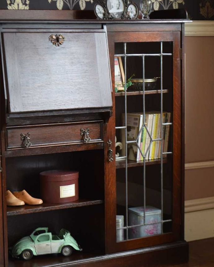 ビューロー　アンティーク家具　英国から届いたアンティーク、本棚とデスクが付いたお洒落なサイドバイサイド。アンティークらしいガラスの扉ガラス扉の付いた収納は、本棚としてはもちろん、お気に入りの雑貨や写真をディスプレイするための飾り棚として、いろんなものを収納しましょう。(q-1221-f)