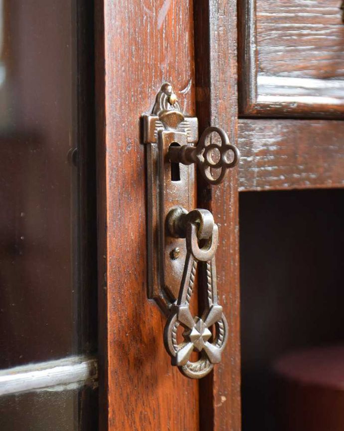 ビューロー　アンティーク家具　英国から届いたアンティーク、本棚とデスクが付いたお洒落なサイドバイサイド。アンティークらしいデザイン取っ手のデザインも美しいです。(q-1221-f)