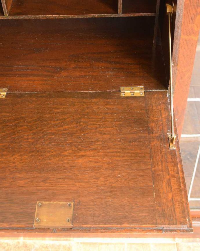 ビューロー　アンティーク家具　英国から届いたアンティーク、本棚とデスクが付いたお洒落なサイドバイサイド。やっぱり気になるデスク部分デスク部分の天板ももちろんキレイにお直ししてあります。(q-1221-f)