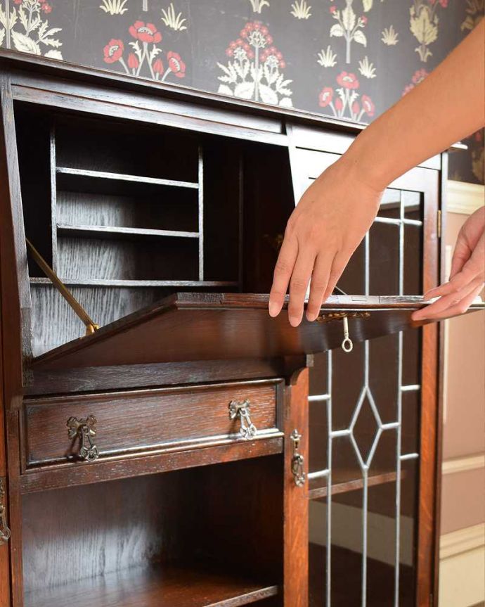 ビューロー　アンティーク家具　英国から届いたアンティーク、本棚とデスクが付いたお洒落なサイドバイサイド。あっという間にデスクに変身フラップ扉を前に倒すだけで、あっという間にデスクが登場！。(q-1221-f)