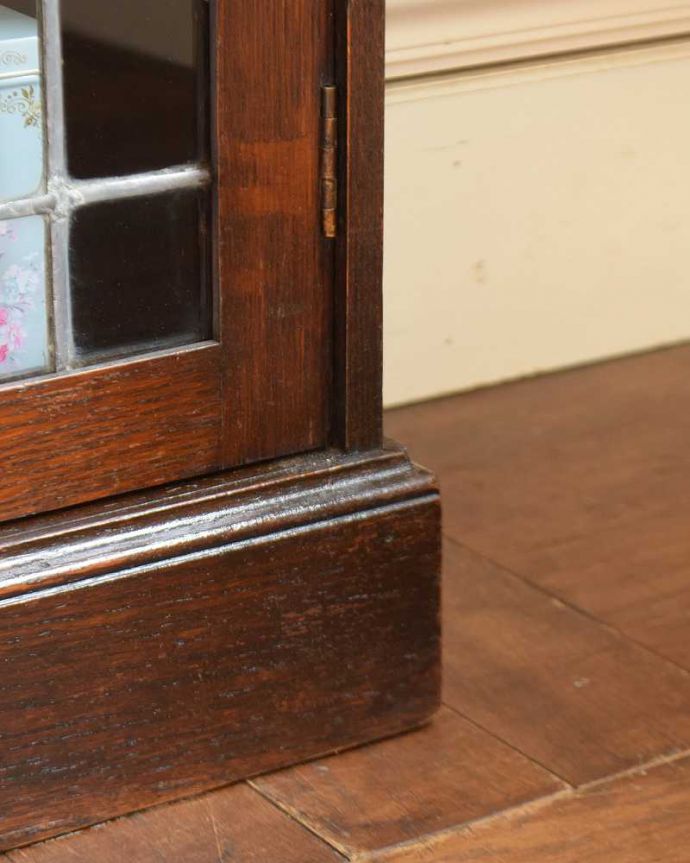 ビューロー　アンティーク家具　英国から届いたアンティーク、本棚とデスクが付いたお洒落なサイドバイサイド。女性でも運べちゃう理由は･･･Handleのアンティークは、女性1人でも移動が出来るように、脚の裏にフェルトキーパーをお付けしています。(q-1221-f)