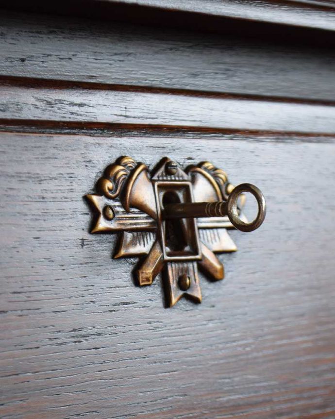 ビューロー　アンティーク家具　英国から届いたアンティーク、本棚とデスクが付いたお洒落なサイドバイサイド。鍵を使って開けてみましょうアンティークの鍵が一つ付いています。(q-1221-f)