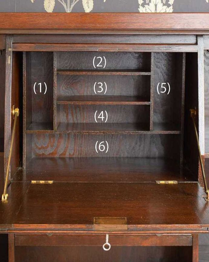 ビューロー　アンティーク家具　英国から届いたアンティーク、本棚とデスクが付いたお洒落なサイドバイサイド。使いやすく仕切られています細々としたものもキチンとお方付け出来る様にこんな風に仕切られています。(q-1221-f)