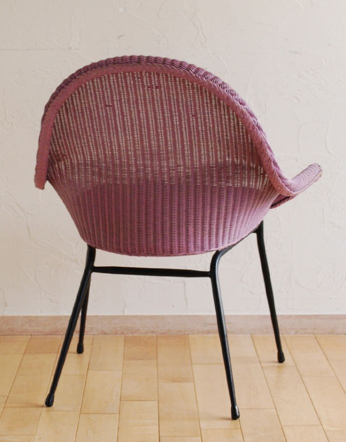 ロイドルーム　アンティーク チェア　紫色のアンティークチェア、ソファのような掛け心地のロイドルームチェア。後ろ姿も可愛らしいロイドルームチェア！脚がアイアンなので、すっきりとしています。(q-123-c-1)