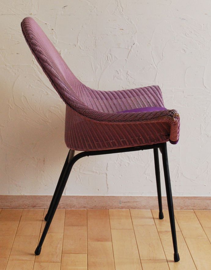 ロイドルーム　アンティーク チェア　紫色のアンティークチェア、ソファのような掛け心地のロイドルームチェア。横から見るとこんな感じ。(q-123-c-1)