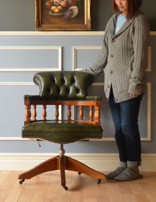 サロンチェア　アンティーク チェア　英国アンティークの回転椅子、チェスターフィールドのオフィスチェア（リボルビングチェア）。座面は回転するので使い勝手がいいチェア！書斎で一人でリラックスしたいときに座りたい椅子です。(q-128-c)
