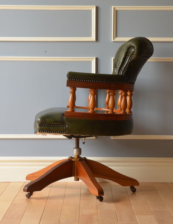 サロンチェア　アンティーク チェア　英国アンティークの回転椅子、チェスターフィールドのオフィスチェア（リボルビングチェア）。サイドから見ても絵になります。(q-128-c)