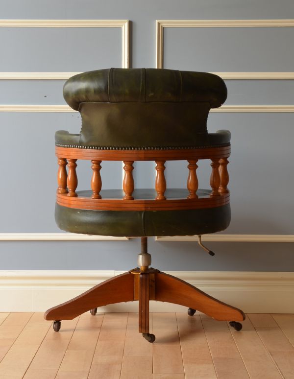 サロンチェア　アンティーク チェア　英国アンティークの回転椅子、チェスターフィールドのオフィスチェア（リボルビングチェア）。アンティークらしく、流行を追わずに長く使えるデザイン。(q-128-c)