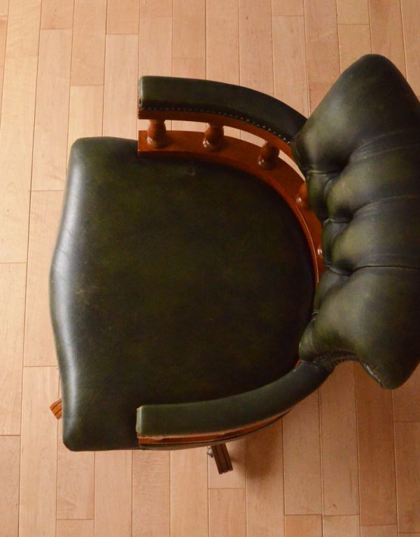 サロンチェア　アンティーク チェア　英国アンティークの回転椅子、チェスターフィールドのオフィスチェア（リボルビングチェア）。すわり心地がいい座面。(q-128-c)