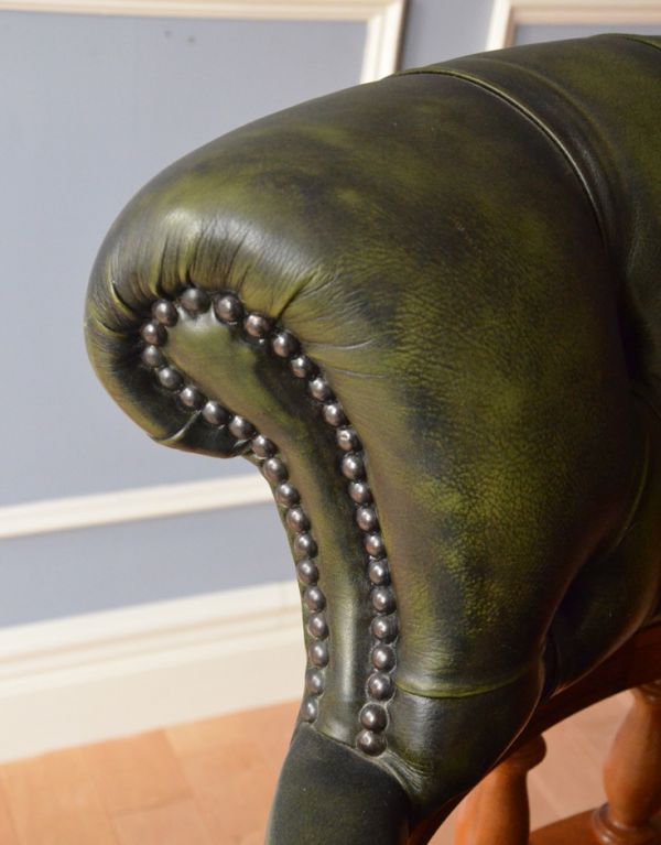 サロンチェア　アンティーク チェア　英国アンティークの回転椅子、チェスターフィールドのオフィスチェア（リボルビングチェア）。高級感漂う一脚。(q-128-c)