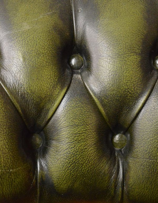 サロンチェア　アンティーク チェア　英国アンティークの回転椅子、チェスターフィールドのオフィスチェア（リボルビングチェア）。どんなお部屋にも合う、落ち着いたグリーンの革です。(q-128-c)