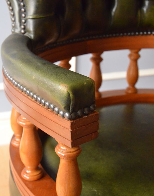 サロンチェア　アンティーク チェア　英国アンティークの回転椅子、チェスターフィールドのオフィスチェア（リボルビングチェア）。肘置きがあるのでリラックスできます。(q-128-c)