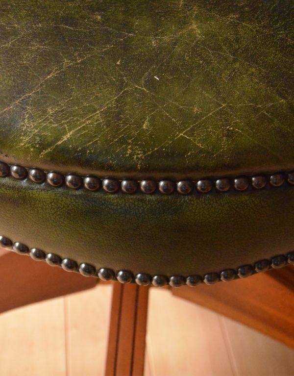 サロンチェア　アンティーク チェア　英国アンティークの回転椅子、チェスターフィールドのオフィスチェア（リボルビングチェア）。パンと張った革が美しい。(q-128-c)